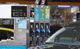 (Foto de ARCHIVO) Surtidores de una gasolinera Repsol, a 22 de junio de 2025, en Madrid (España). Los ataques y la escalada bélica entre Irán e Israel, han generado temor en los mercados a posibles interrupciones en el suministro de petróleo desde Oriente Medio, especialmente por el riesgo de que se vea afectado el tráfico a través del estratégico estrecho de Ormuz, por donde pasa una parte significativa del comercio mundial de crudo. Jesús Hellín / Europa Press 22 JUNIO 2025;ECONOMÍA;CARBURANTES;GASOLINA;GASOIL;DIESEL;PRECIO;ENCARECIMEINTO;CONFLICTO; 22/6/2025