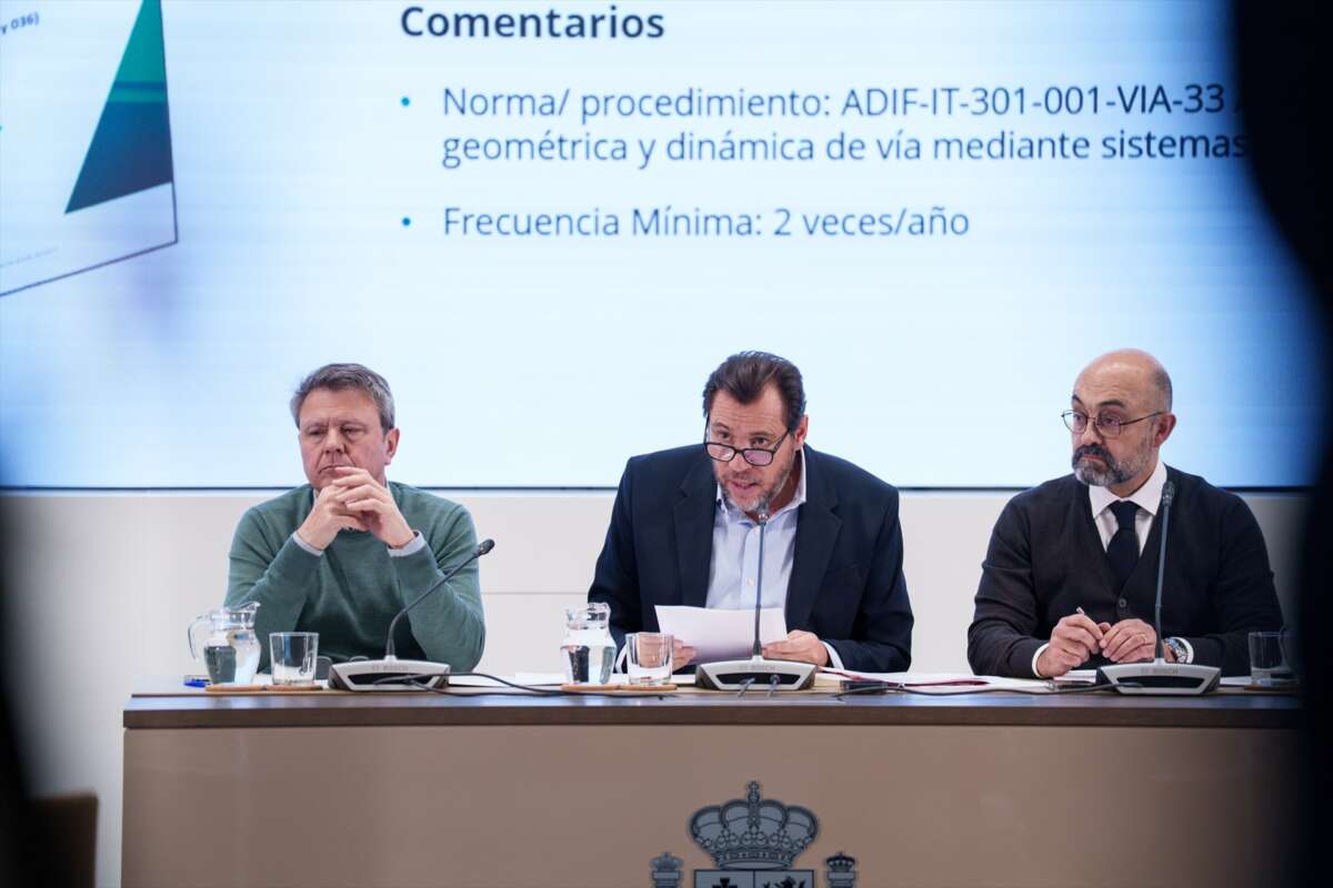 (Foto de ARCHIVO)
El ministro de Transportes y Movilidad Sostenible, Óscar Puente (c), acompañado del secretario de Estado de Transportes y Movilidad Sostenible, José Antonio Santano Clavero (i), y el presidente de Adif, Luis Pedro Marco de la Peña (d), atiende a los medios en una rueda de prensa, en la sede del Ministerio de Transportes, a 23 de enero de 2026, en Madrid (España). Puente actualiza los últimos datos sobre la investigación del accidente ferroviario de Adamuz (Córdoba) en el que fallecieron 45 personas.
Matias Chiofalo / Europa Press
23 ENERO 2026 ACCIDENTE DE TREN;ACCIDENTE FERROVIARIO
23/1/2026