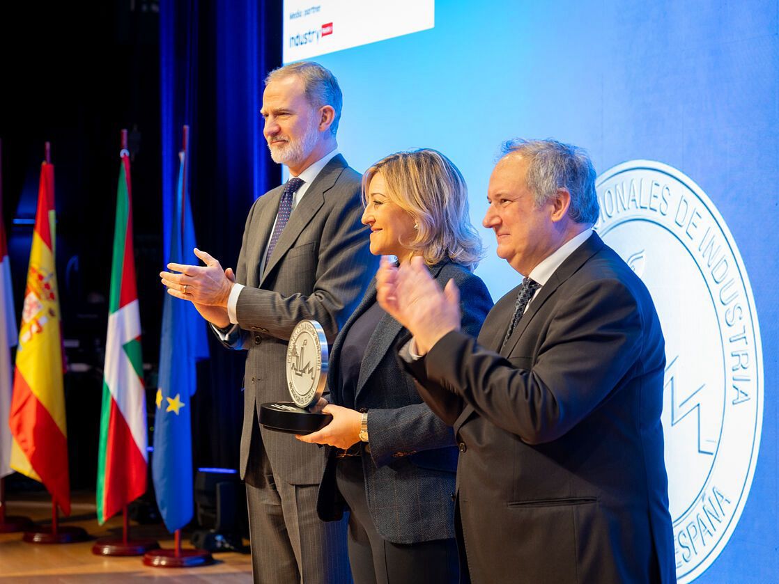 Elena Alcalde, directora de Supply Chain y Compras de Moeve Chemicals, SM Felipe VI y Jordi Hereu, ministro de Industria y Turismo