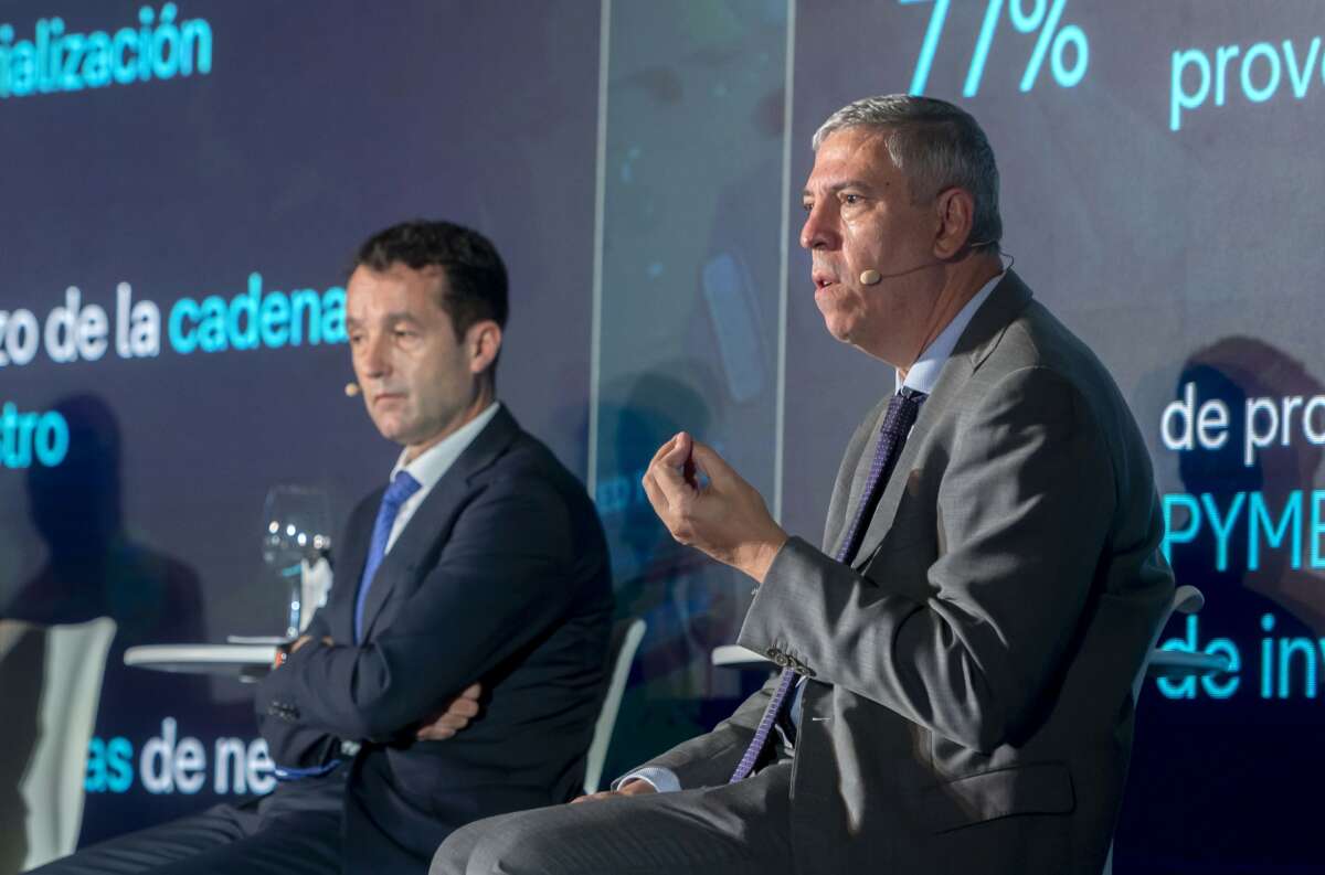 Archivo - (I-D) El presidente de Indra, Ángel Escribano, y el consejero delegado de Indra Group, José Vicente de los Mozos