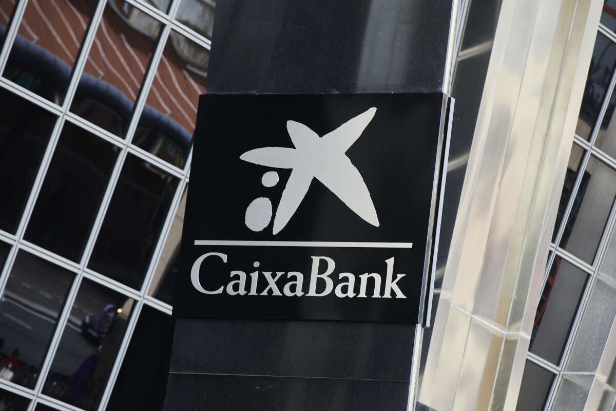 El logo de Caixabank en las Torres KIO, en Madrid (España).