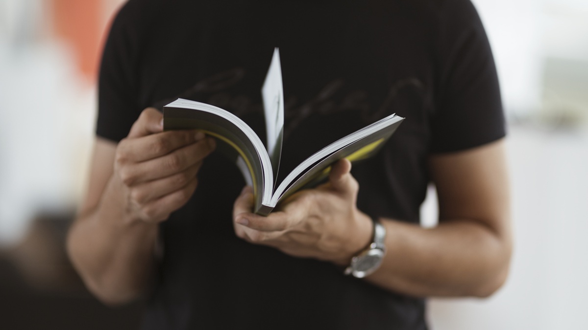 Hombre leyendo un libro