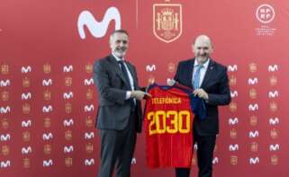 De izquierda a derecha: Marc Murtra, presidente de Telefonica, y Rafael Louzan, presidente de la Real Federacion Española de Futbol