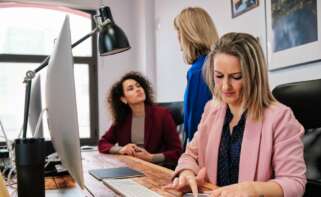 Mujeres durante la jornada laboral | Foto de 123RF/alvarog1970