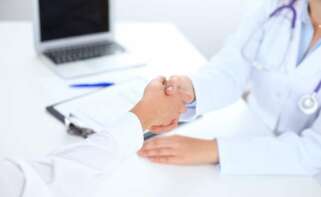 Doctora en una consulta | Foto de 123RF/akkamulator