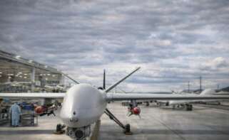 Montaje apoyado con IA sobre la producción de drones de Indra en la región