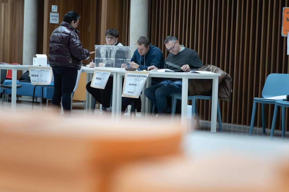 Castellanoleoneses votan en un colegio electoral, a 15 de marzo de 2026, en Soria, Castilla y León (España). Los ciudadanos están convocados a las urnas en las elecciones autonómicas a las Cortes de Castilla y León de 2026 para elegir a los 82 procuradores que compondrán el parlamento autonómico.