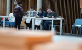 Castellanoleoneses votan en un colegio electoral, a 15 de marzo de 2026, en Soria, Castilla y León (España). Los ciudadanos están convocados a las urnas en las elecciones autonómicas a las Cortes de Castilla y León de 2026 para elegir a los 82 procuradores que compondrán el parlamento autonómico.