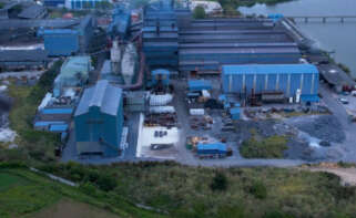 Imagen aérea de la planta de Ferroatlántica en Sabón (A Coruña) / Ferroglobe