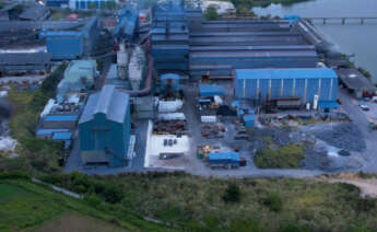 Imagen aérea de la planta de Ferroatlántica en Sabón (A Coruña) / Ferroglobe