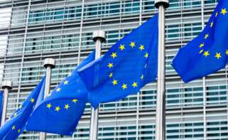 Archivo - Las banderas de la Unión Europea ondean frente al edificio Berlaymont en Bruselas, sede de la Comisión Europea.