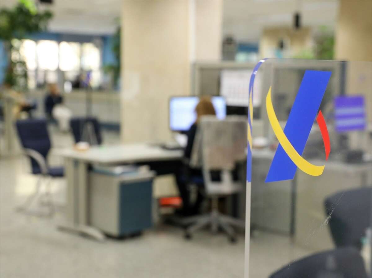 Archivo - Una empleada trabaja en una oficina de la Agencia Tributaria. Renta 2025.