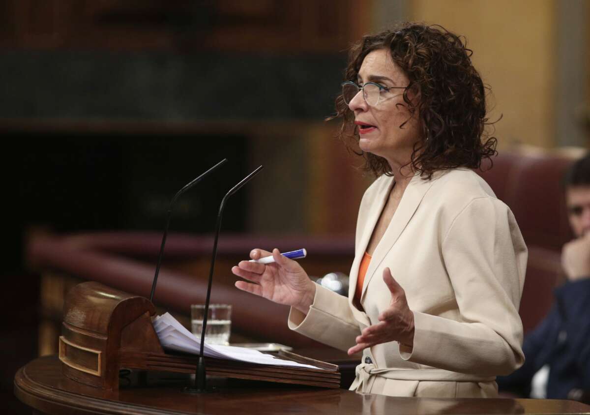 Archivo - La portavoz del Gobierno y ministra de Hacienda, María Jesús Montero, interviene en el pleno celebrado en el Congreso de los Diputados