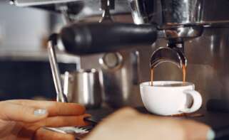 Un barista prepara un café de máquina
