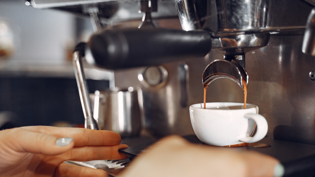 Un barista prepara un café de máquina