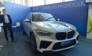 Klaas Kunze, jefe de conceptos y desarrollo de almacenamiento de hidrógeno de BMW, junto al modelo BMW iX5 Hydrogen.