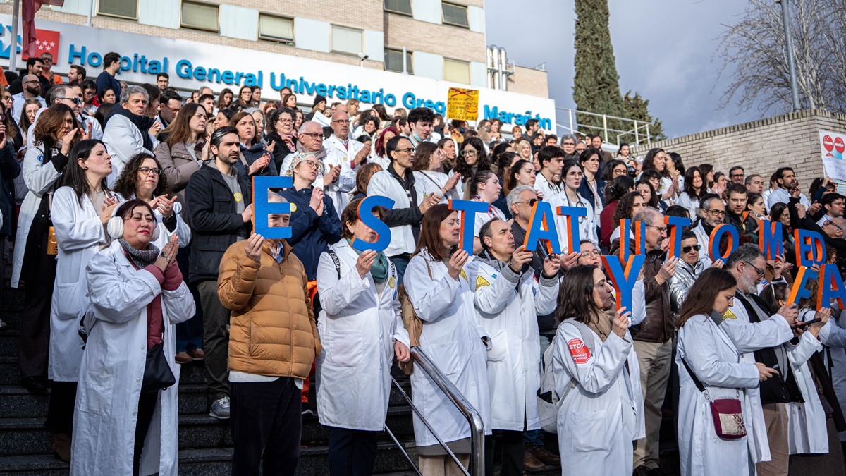 Decenas de médicos y personal sanitario durante una concentración, frente al Hospital Gregorio Marañón, en la primera jornada de huelga general del sector médico