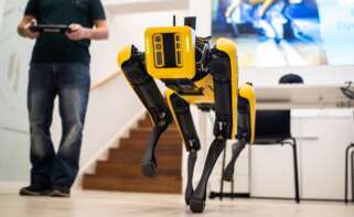 El Responsable de innovación en España de Plain Concepts, Javier Cantón, presenta al perro robot Spoc de Boston Dynamics