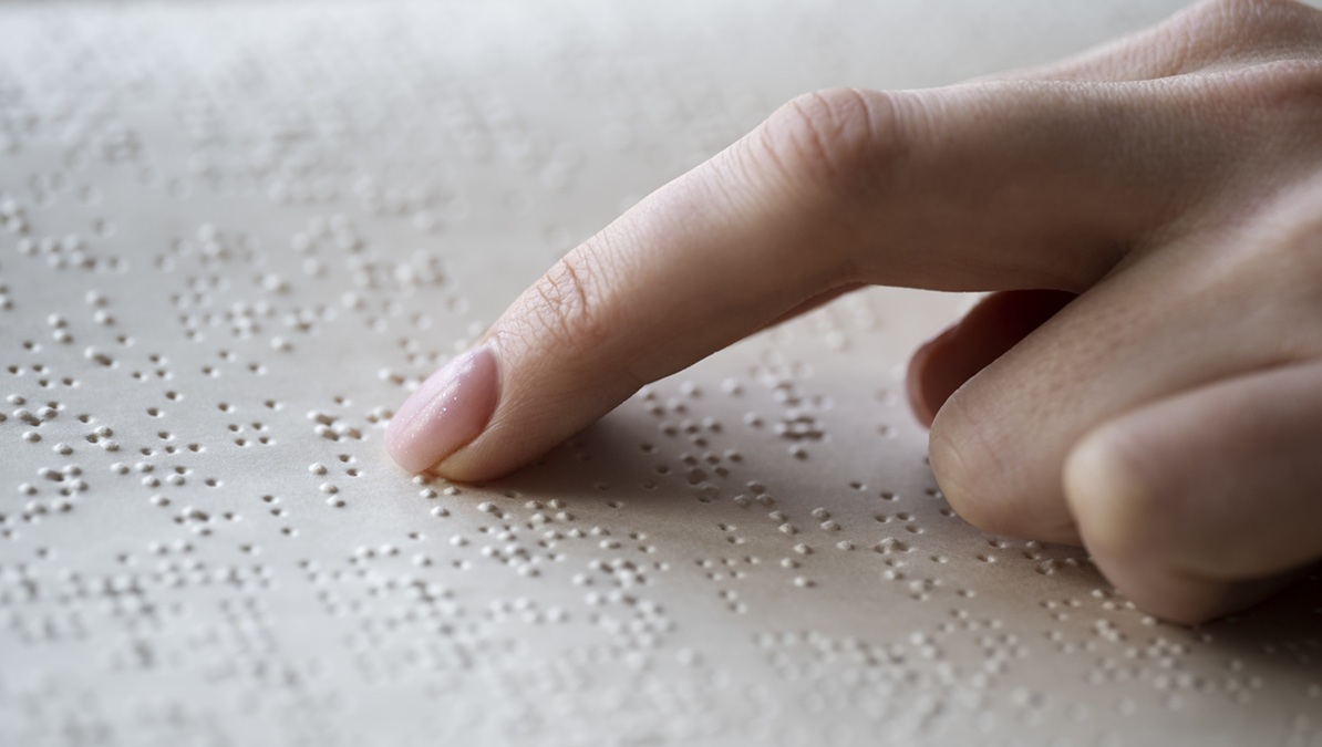 Una persona ciega lee en braille