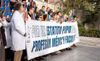 Decenas de médicos y personal sanitario durante una concentración, frente al Hospital Gregorio Marañón