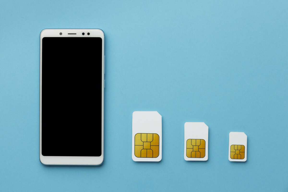 Un smartphone junto con diferentes tarjeras SIM físicas