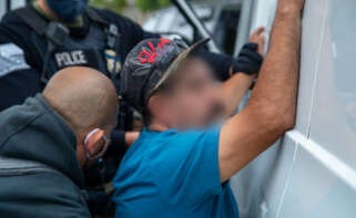 Un oficial del ICE deteniendo a un inmigrante. ICE