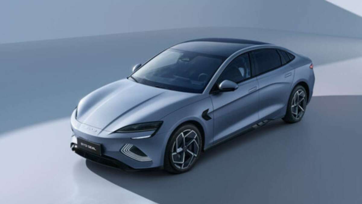 La marca china refuerza su liderazgo en el mercado español de vehículos electrificados con un crecimiento récord, pese al retroceso de sus ventas a nivel internacional