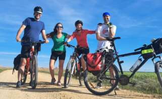 Alejando Porto (izquierda), paciente de glioblastoma con TTFields, junto a sus compañeros de viaje.