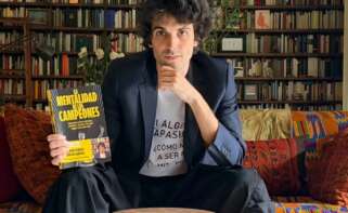 Hugo Riera con su libro.