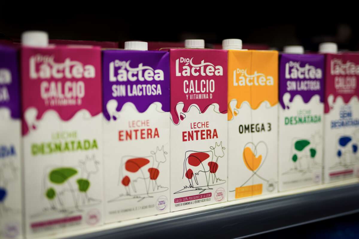 Leche en el lineal de Dia. Foto: PAUL HANNA/GRUPO DIA