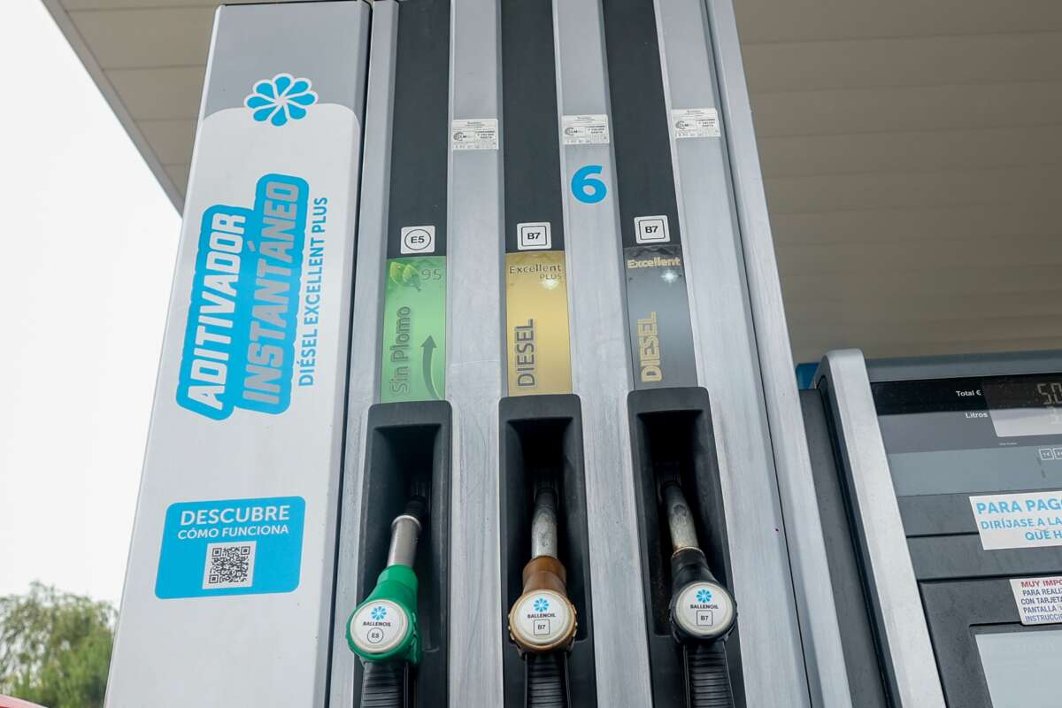 Archivo - Surtidores de una gasolinera. IVA.