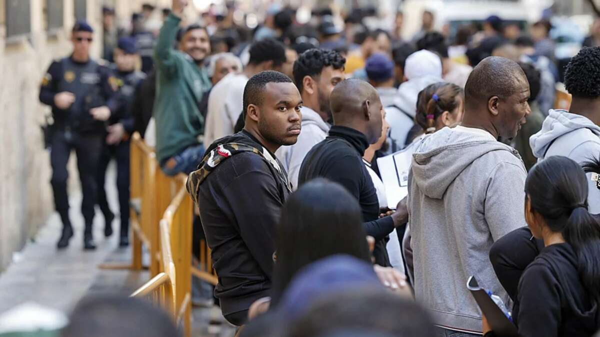 El Ejecutivo endurece los controles en correos para blindar la protección de datos en el proceso de regularización de migrantes