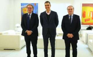 Archivo - De izquierda a derecha: el vicepresidente de Sapa Placencia, Ibon Aperribay, el presidente del Gobierno, Pedro Sánchez, y el consejero delegado de Sapa Placencia, Jokin Aperribay, a 3 de noviembre de 2025, en La Moncloa (Madrid, España). - POOL MONCLOA/FERNANDO CALVO - Archivo