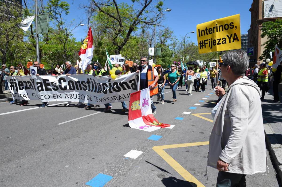 (Foto de ARCHIVO)
Varias personas, con una pancarta que reza 'Fijeza ya es constitucional, en una manifestación para pedir estabilidad en el empleo y que no se despida a ningún trabajador temporal público, a 7 de mayo de 2022, en Madrid (España). La Plataforma Estatal de Temporales Públicos ha convocado esta marcha desde la Plaza de Cibeles, donde se ha leído el manifiesto. La concentración ha contado con el apoyo de unas 90 plataformas de trabajadores temporales de todas las Comunidades Autónomas, siendo esta ocasión la tercera en la que los profesionales acuden a manifestarse a la capital a lo largo del último año.
Gustavo Valiente / Europa Press
07 MAYO 2022;CONCENTRACIÓN;INTERINOS;INTERINIDAD;PROTESTA;
07/5/2022