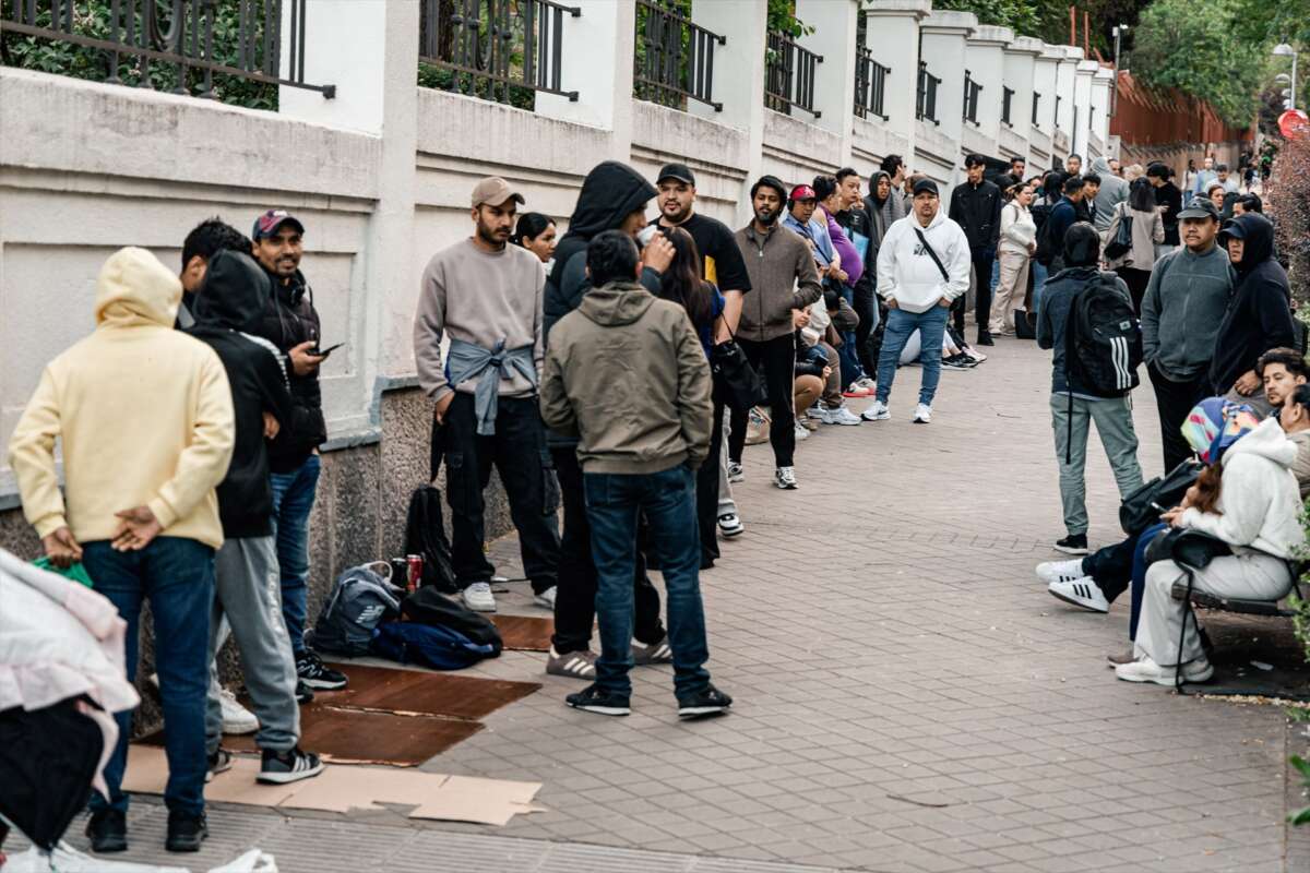 (Foto de ARCHIVO)
Varias personas hacen cola para conseguir el certificado de vulnerabilidad en una Oficina de Asistencia en Materia de Registro, a 22 de abril de 2026, en Madrid (España). El lunes comenzó de forma presencial la regularización extraordinaria de migrantes impulsada por el Gobierno. Alrededor de medio millón de personas podrán acudir con cita previa a Seguridad Social, Extranjería o Correos para iniciar el trámite.
Carlos Luján / Europa Press
22/4/2026