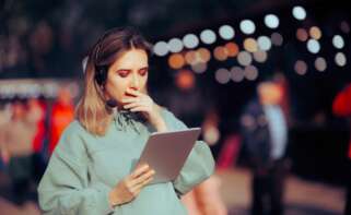 Una mujer escucha música. Foto: Servimedia.