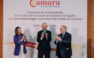 Jaime García-Legaz recibe la encomienda de la mano de José Luis Bonet y Amparo López Senovilla. Foto: Cámara de España.