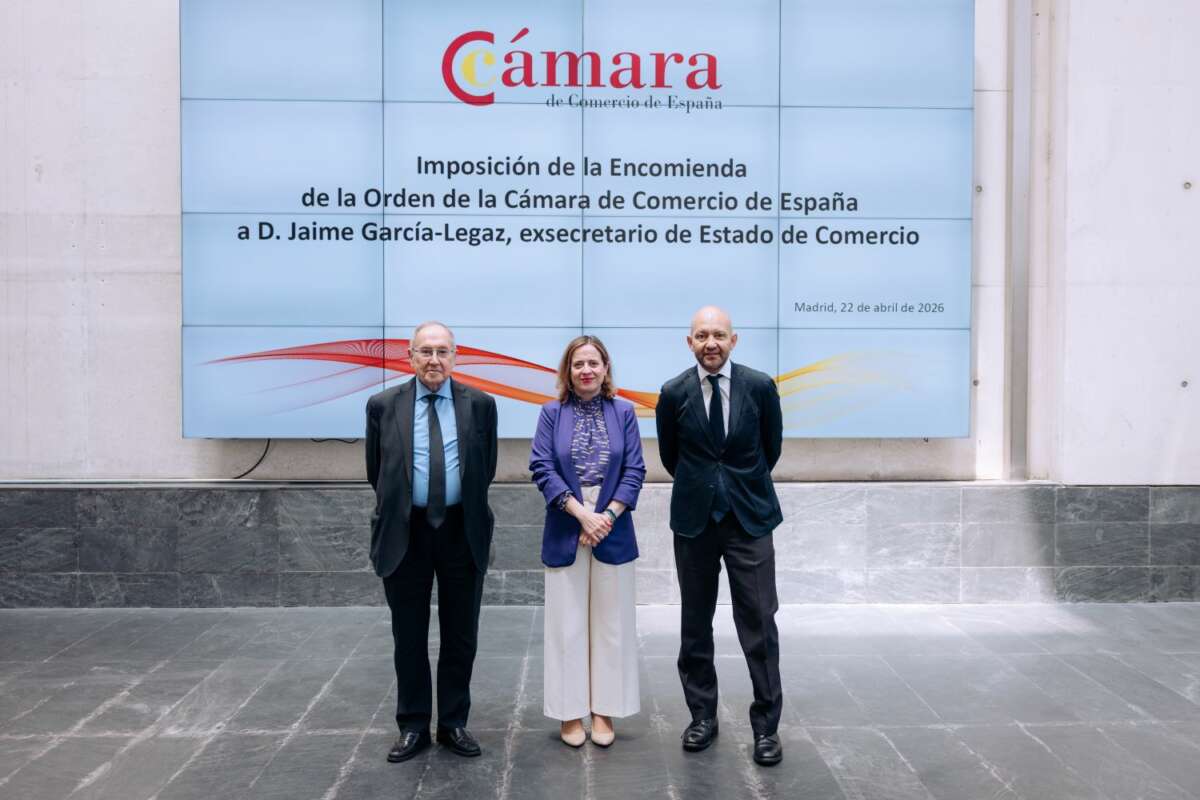 Jaime García-Legaz recibe la encomienda de la mano de José Luis Bonet y Amparo López Senovilla. Foto: Cámara de España.