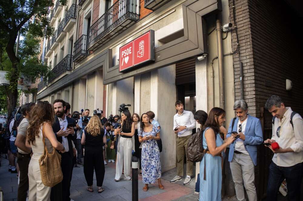 Periodistas a las puertas de la sede federal del PSOE en la calle Ferraz, mientras se celebra la reunión de la Comisión Ejecutiva Federal del PSOE, a 16 de junio de 2025, en Madrid (España). Alejandro Martínez Vélez / Europa Press