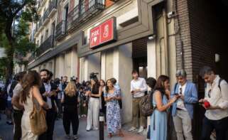 Periodistas a las puertas de la sede federal del PSOE en la calle Ferraz, mientras se celebra la reunión de la Comisión Ejecutiva Federal del PSOE, a 16 de junio de 2025, en Madrid (España). Alejandro Martínez Vélez / Europa Press