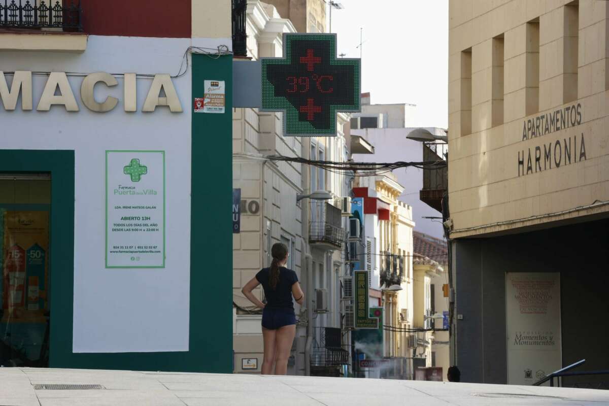 El termómetro de una farmacia indica 39º C, a 5 de agosto de 2025, en Mérida, Badajoz, Extremadura (España). Foto: Jorge Armestar / Europa Press.