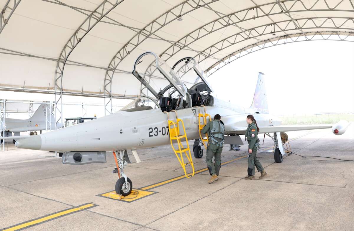 La Princesa de Asturias vuela en un avión reactor F-5 en la Escuela Militar de Caza y Ataque Ala 23 de la Base Aérea de Talavera la Real. Casa de S.M. el Rey