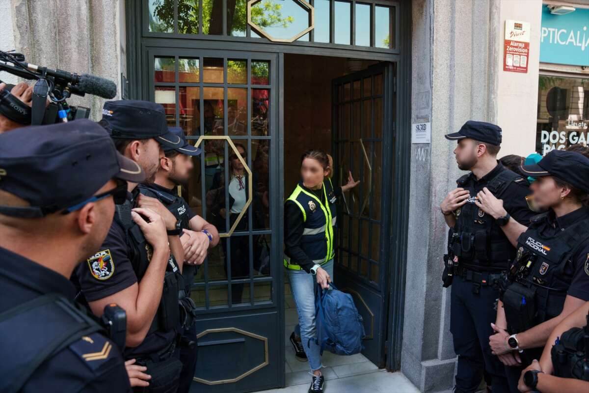 Agentes de la Policía Nacional salen de la oficina de Zapatero en Ferraz, a 19 de mayo de 2026, en Madrid (España). Matias Chiofalo / Europa Press