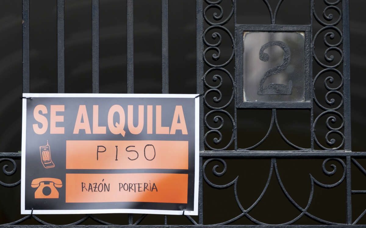 Un cartel anunciando el alquiler de un piso. Foto: Europa Press.