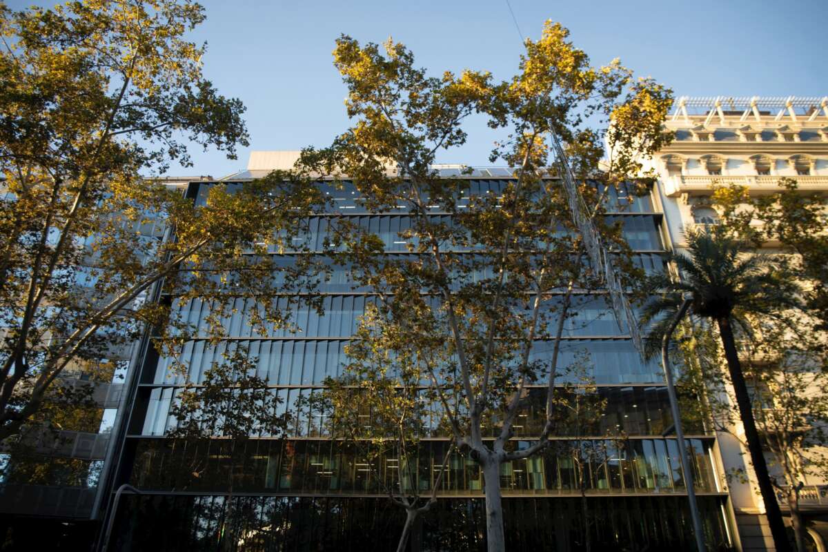 Fachada de la sede de Colonial el 9 de noviembre de 2023, en Barcelona, Cataluña (España). Foto: Europa Press.