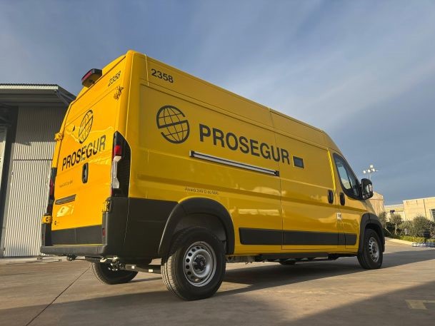El nuevo vehículo blindado eléctrico de Prosegur Cash, que se ha desarrollado en colaboración con la Universidad Politécnica de Madrid (UPM) y la empresa TSD. Foto: Europa Press.
