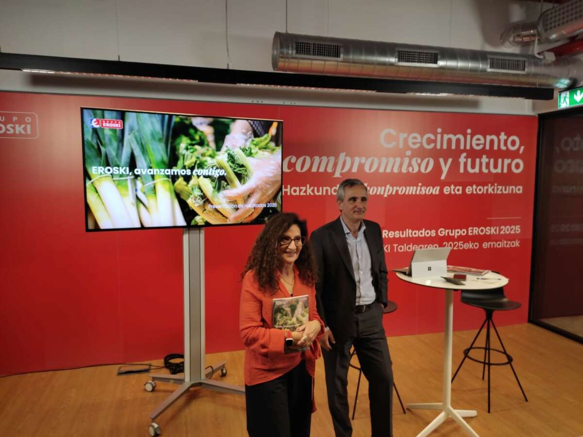 La CEO del grupo Eroski, Rosa Carabel, y el director financiero, Josu Mugarra, presentan los resultados de 2025. Foto: Europa Press.