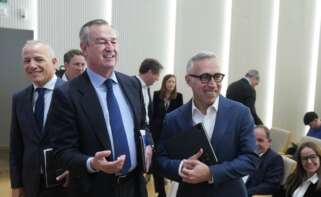 El consejero delegado de Banco Sabadell, César González-Bueno (i), y el que le sustituye en el puesto desde mañana, Marc Armengol (d), durante una rueda de prensa, en el Auditori Banc Sabadell, a 5 de mayo de 2026, en Sant Cugat del Vallès, Barcelona, Cat