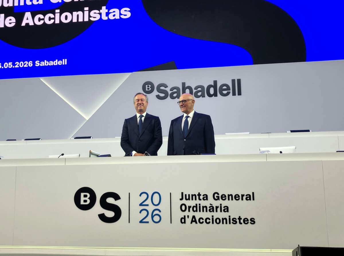 El consejero delegado saliente de Banco Sabadell, César González-Bueno, y el presidente, Josep Oliu