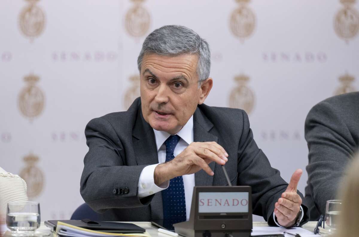El ex secretario de Estado de Infraestructuras, Transporte y Vivienda en el Ministerio de Fomento y presidente del Grupo Correos, Pedro Saura, ante la Comisión de Investigación sobre el estado de la red ferroviaria; Senado, 8 mayo 2026, en Madrid (España).
